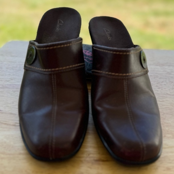 Clarks Women Brown Leather Button Accent Clogs/Mules/Slip On Slides 8 M GUC - Picture 1 of 7